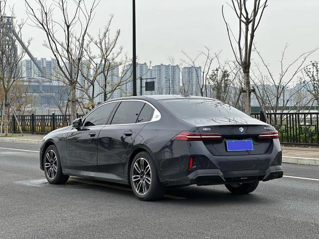 BMW 5 Series 2025 Restyling 530Li Leading Type M Sports suit exterior photo 5