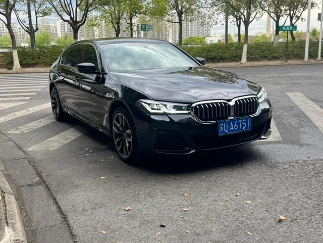BMW 5 Series 2022 Deuxième lifting 530Li Leader M Ensemble de sport extérieur photo 3