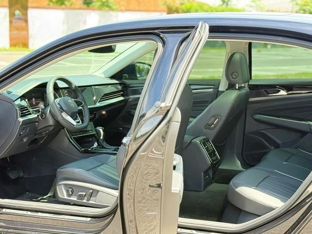 Volkswagen Passat 2022 330TSI Star Elite Edition interior photo 15