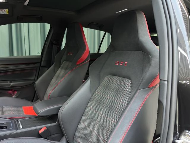 Volkswagen Golf GTI 2021 380TSI DSG GTI интерьер фото 12