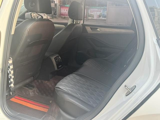 Volkswagen Sagitar 2023 300TSI DSG Version transcendée intérieur photo 8