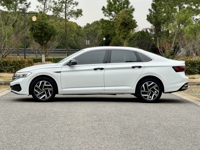 Volkswagen Sagitar 2023 300TSI DSG Versión más allá exterior foto 4 Volkswagen Sagitar 2023 300TSI DSG Versión más allá exterior foto 4