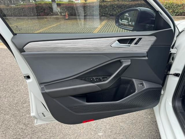 Volkswagen Sagitar 2023 300TSI DSG Versión más allá exterior foto 10 Volkswagen Sagitar 2023 300TSI DSG Versión más allá exterior foto 10