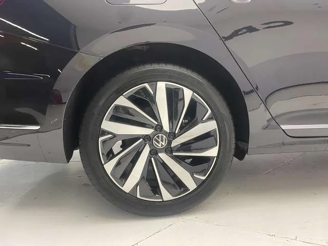 Volkswagen Passat 2022 330TSI Элитная версия интерьер фото 11