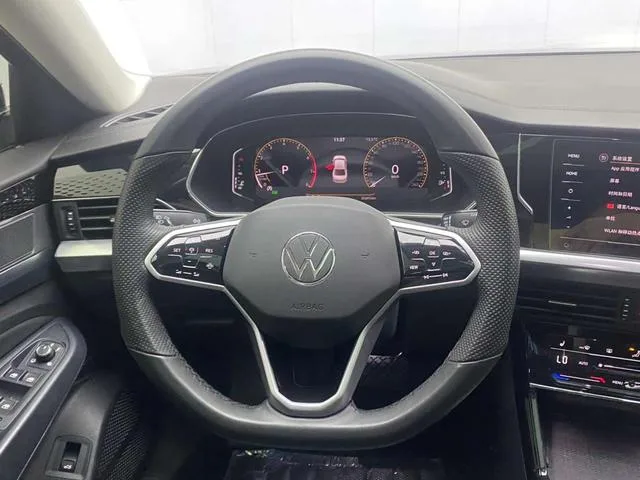 Volkswagen Passat 2022 330TSI Элитная версия интерьер фото 14