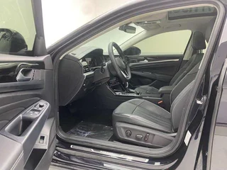 Volkswagen Passat 2022 330TSI Элитная версия интерьер фото 17