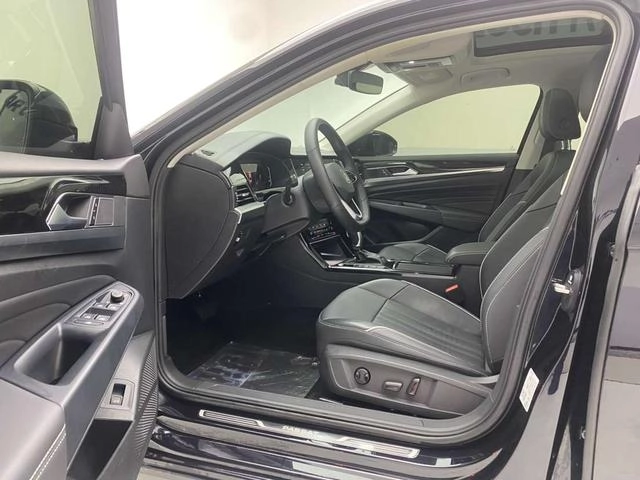 Volkswagen Passat 2022 330TSI Элитная версия интерьер фото 17