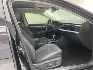Volkswagen Passat 2022 330TSI Элитная версия интерьер фото 18