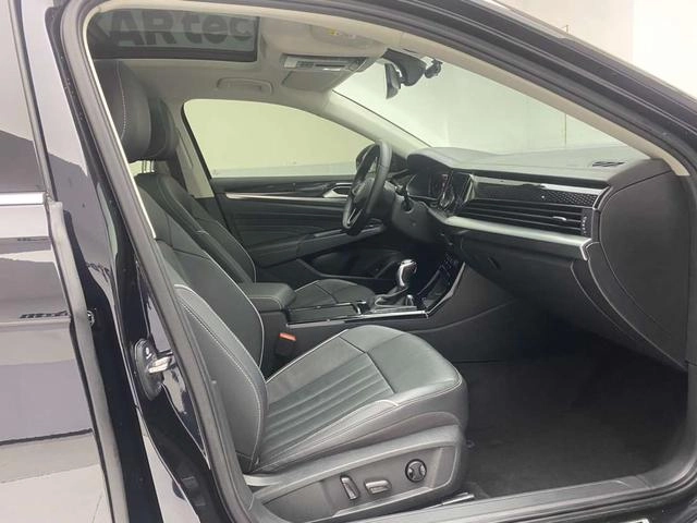 Volkswagen Passat 2022 330TSI Элитная версия интерьер фото 18