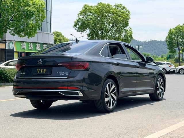 Volkswagen Sagitar 2023 300TSI DSG Edición de excelencia exterior foto 4
