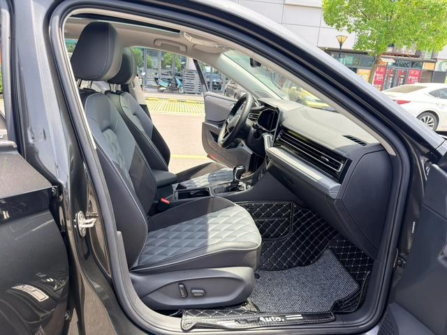 Volkswagen Sagitar 2023 300TSI DSG Edición de excelencia interior foto 12