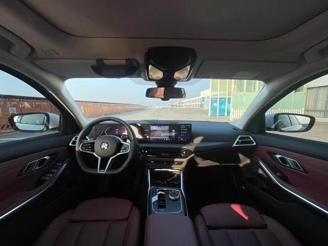 BMW 3 Series 2025 325Li M Conjunto deportivo interior foto 8 BMW 3 Series 2025 325Li M Conjunto deportivo interior foto 8