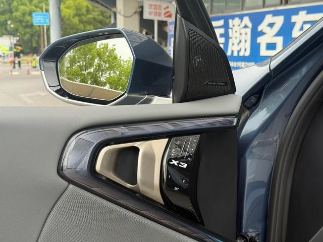 BMW X3 2025 xDrive30L Premium Class M Sports suit interior photo 14
