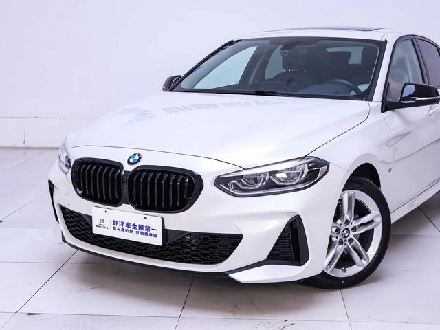 BMW 1 Series 2021 Restyling 120i M Sports Obsidian Night Edition exterior photo 4
