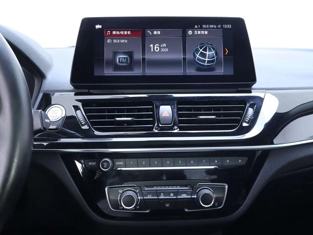 BMW 1 Series 2021 Restyling 120i M Sports Obsidian Night Edition interior photo 11