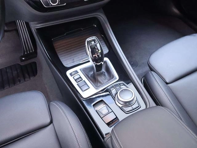 BMW 1 Series 2021 Restyling 120i M Sports Obsidian Night Edition interior photo 13