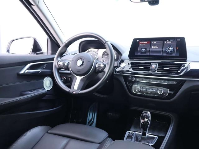 BMW 1 Series 2021 Restyling 120i M Sports Obsidian Night Edition interior photo 15