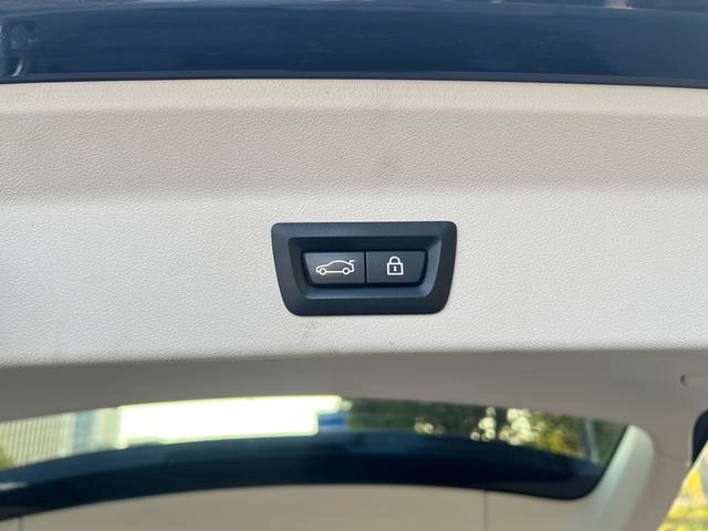 BMW X3 2022 xDrive30i Leading Type M Obsidian Night Suit interior photo 17