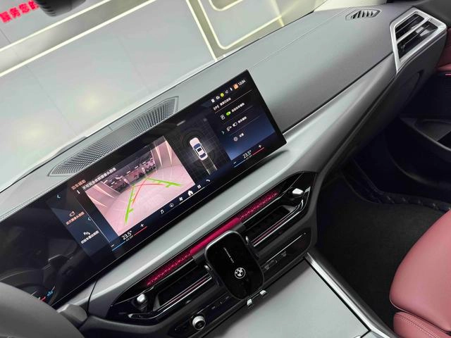 BMW 3 Series 2025 325i M Sports suit interior photo 10 BMW 3 Series 2025 325i M Sports suit interior photo 10