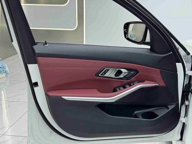 BMW 3 Series 2025 325i M Sports suit interior photo 12 BMW 3 Series 2025 325i M Sports suit interior photo 12