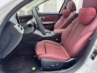 BMW 3 Series 2025 325i M Sports suit interior photo 13 BMW 3 Series 2025 325i M Sports suit interior photo 13