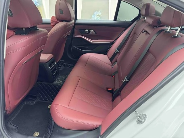 BMW 3 Series 2025 325i M Sports suit interior photo 14 BMW 3 Series 2025 325i M Sports suit interior photo 14
