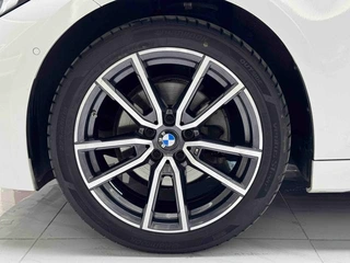 BMW 3 Series 2025 325i M Sports suit interior photo 16 BMW 3 Series 2025 325i M Sports suit interior photo 16