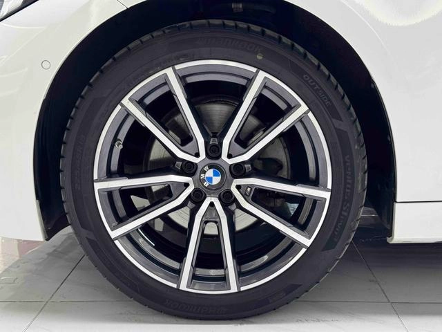 BMW 3 Series 2025 325i M Sports suit interior photo 16 BMW 3 Series 2025 325i M Sports suit interior photo 16