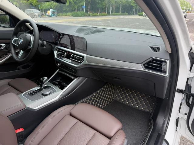 BMW 3 Series 2022 Restyling 325i M Sports Night Suit interior photo 15