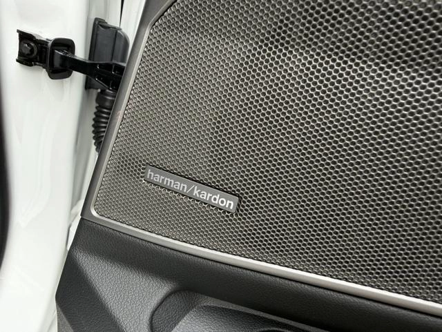 BMW 3 Series 2022 Restyling 325i M Sports Night Suit interior photo 19