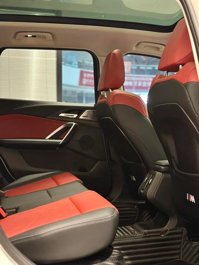 BMW X1 2023 xDrive25Li X Design Suit interior photo 10
