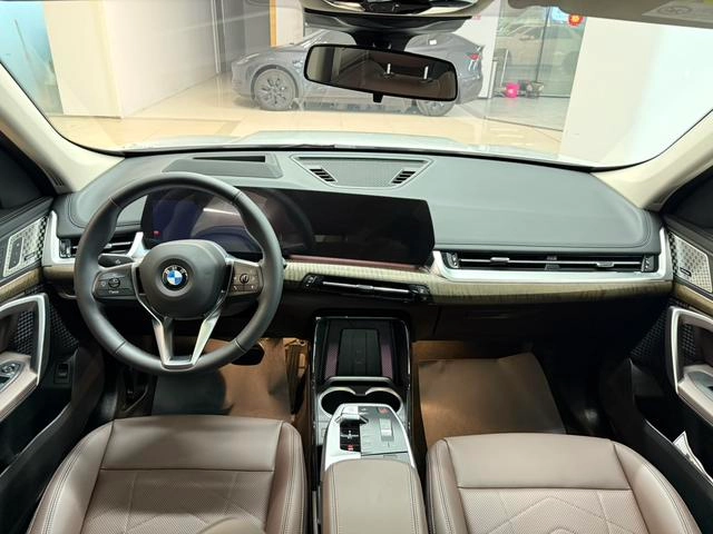 BMW X1 2023 xDrive25Li M Sports suit interior photo 9