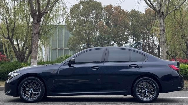 BMW 3 Series 2025 330i M Set de nuit de sport extérieur photo 3