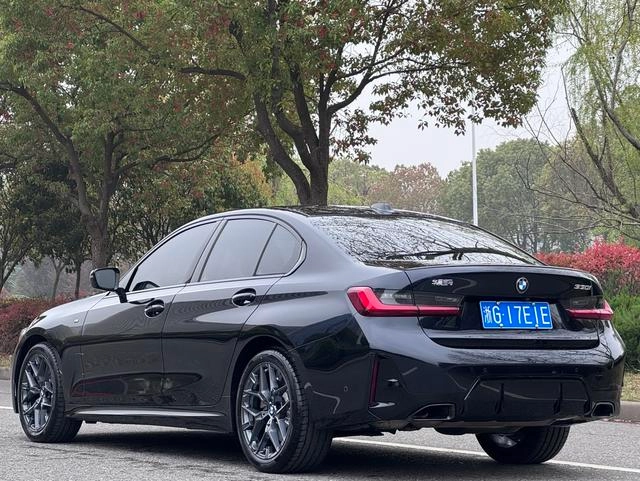 BMW 3 Series 2025 330i M Set de nuit de sport extérieur photo 4