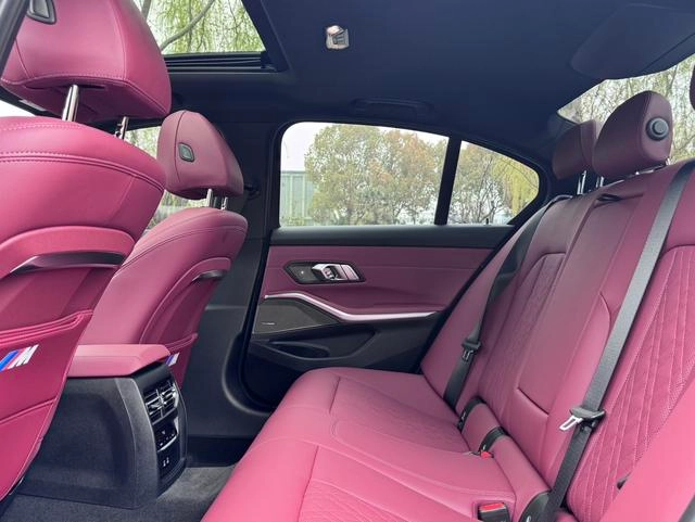 BMW 3 Series 2025 330i M Set de nuit de sport intérieur photo 11