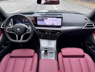 BMW 3 Series 2025 330i M Set de nuit de sport intérieur photo 12
