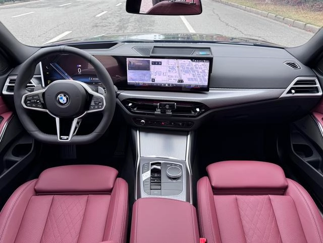BMW 3 Series 2025 330i M Set de nuit de sport intérieur photo 12