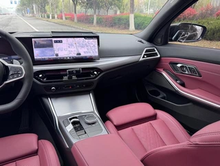 BMW 3 Series 2025 330i M Set de nuit de sport intérieur photo 15
