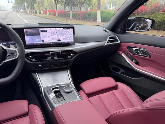 BMW 3 Series 2025 330i M Set de nuit de sport intérieur photo 15