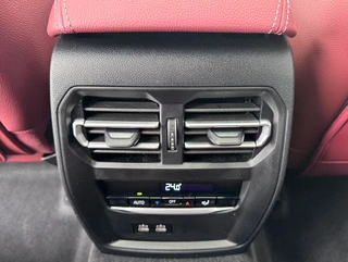 BMW 3 Series 2025 330i M Set de nuit de sport intérieur photo 16