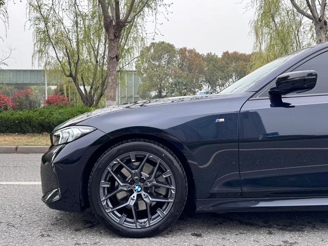BMW 3 Series 2025 330i M Set de nuit de sport intérieur photo 17
