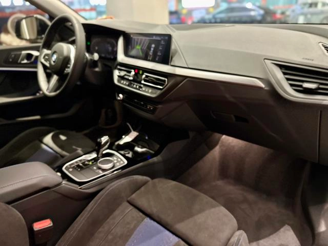 BMW 2 Series 2023 225i Coupé à quatre portes M Ensemble de sport intérieur photo 9