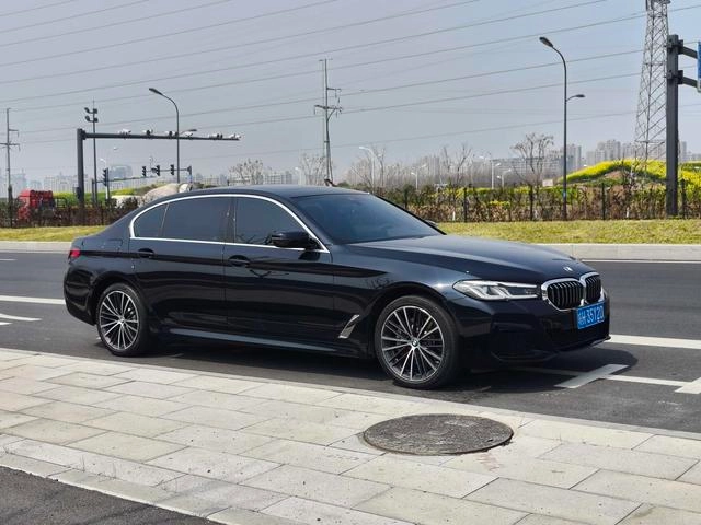 BMW 5 Series 2023 530Li Leading Type M Sports suit exterior photo 3