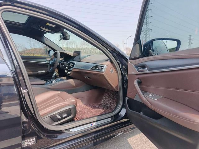 BMW 5 Series 2023 530Li Leading Type M Sports suit exterior photo 8