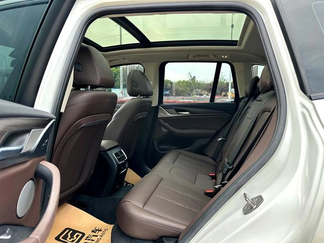 BMW X3 2022 xDrive30i Leading Type M Obsidian Night Suit interior photo 10