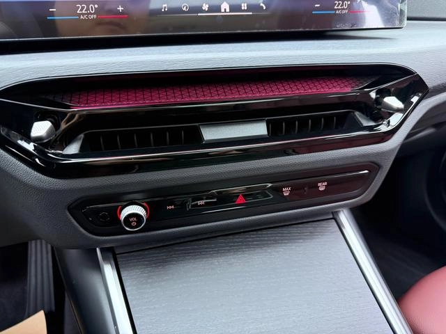 BMW 3 Series 2025 325Li M Conjunto deportivo interior foto 12
