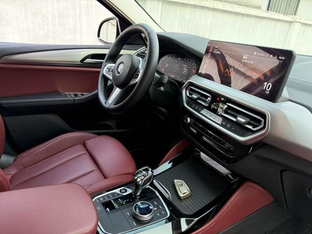 BMW X4 2022 xDrive 25i M Sports suit interior photo 9