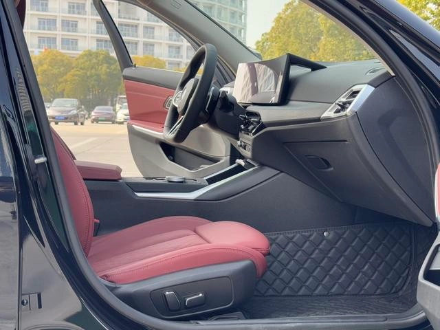 BMW 3 Series 2025 325Li M Sports suit interior photo 11