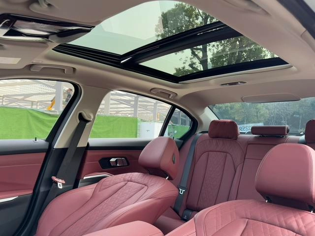 BMW 3 Series 2025 325Li M Sports suit interior photo 18