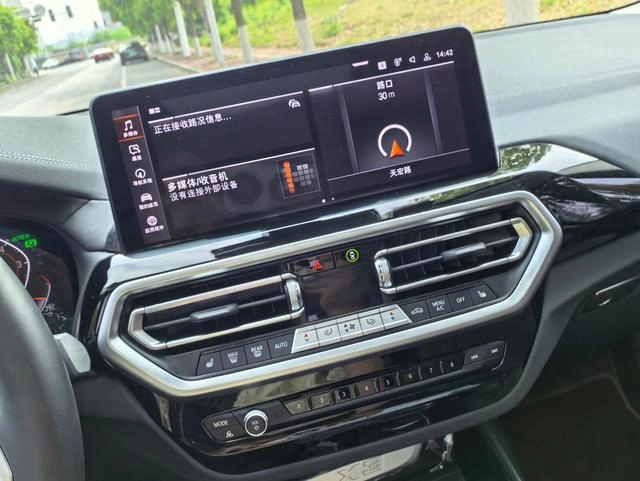 BMW X3 2022 xDrive25i M Conjunto deportivo interior foto 15